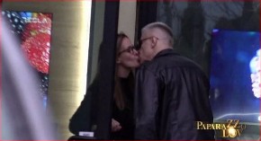 PEVAČ SE DOHVATIO SA 18 GODINA MLAĐOM! Nasred ulice ne može da obuzda emocije, kamera sve zabeležila! (FOTO)