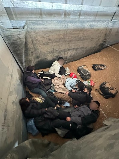 PRETUŽAN PRIZOR Carinici zatekli decu kako spavaju na pšenici (FOTO)