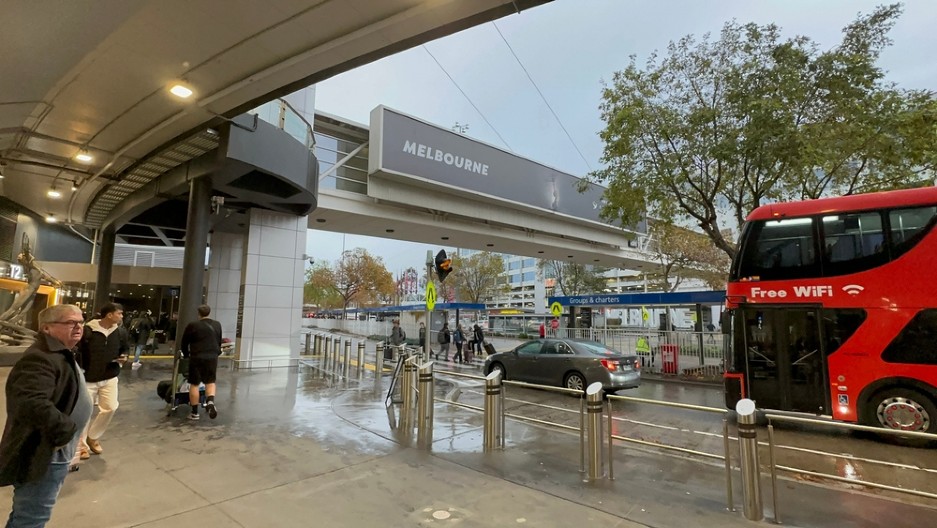 EVAKUSIANO 150 LJUDI ZBOG EKSPLOZIJE NA AERODROMU Muškarac zadobio teške opekotine kada se zapalio punjač za telefon, HAOS u Melburnu! ( VIDEO)
