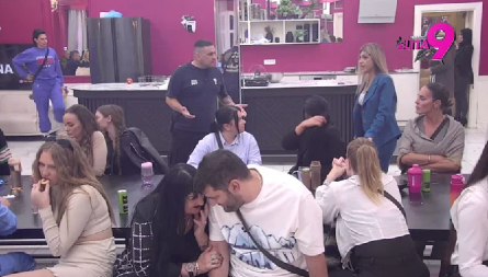 VERIO JU JE PRE NEKOLIKO DANA, A SADA SAZNAO ZA DRUGOG MUŠKARCA Skandal trese Elitu, ona pokazala modrice, nastala opšta pometnja