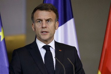 NARCIS I KOCKAR Makronov stari saveznik ga se odriče preko novina