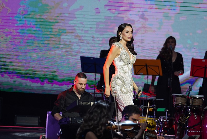 PREKINUT KONCERT EMINE JAHOVIĆ! Pevačica zaustavila muziku: "Užasno sam..."