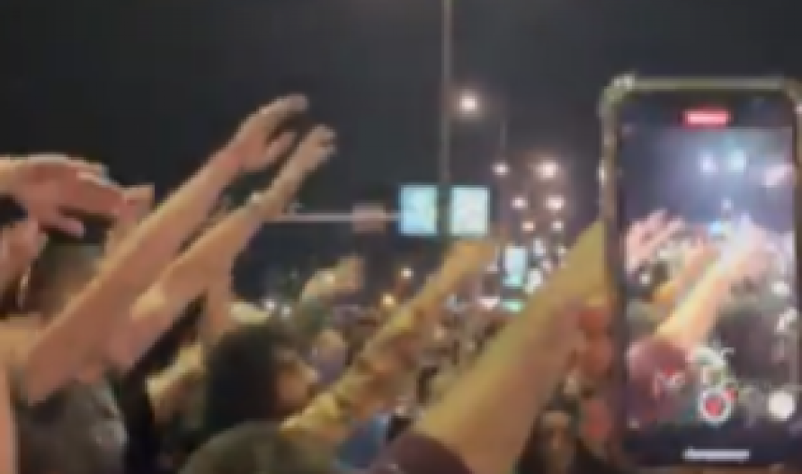 OVO SU PORUKE BLOKADERA IZ NOVOG PAZARA KOJI BI DA SRUŠE VUČIĆA I SRBIJU: Najglasnija prijateljica Davuda Delimeđca (VIDEO)