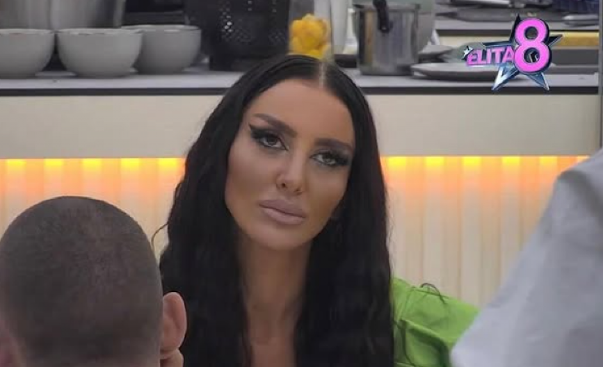 OSVANUO EKSPLICITNI SNIMAK SLAĐE PORŠELINE IZ DŽAKUZIJA! Uvija se i pokazuje atribute, intimni delovi na izvol‘te (VIDEO)