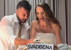 ŠOKANTAN SNIMAK SA SRPSKE SVADBE Mladenci umesto torte isekli OVO – gosti zanemeli, mreže se usijale! (VIDEO)