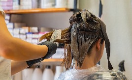 BOJA KOSE KOJA PODMLAĐUJE Topla nijansa uklanja umor, osvežava lice i daje mladolik izgled!