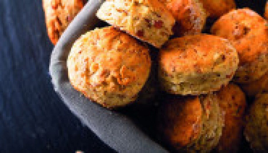 NEODOLJIVE POGAČICE SA ORASIMA I SUVIM GROŽĐEM Polovina se pojede dok su još u plehu