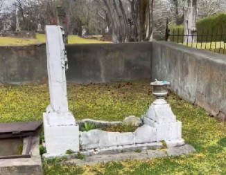 TAJNA GROBNICE IZ 19. VEKA ŠOKIRA POSETIOCE: Stepenice vode do kovčega male devojčice – OVO što ljudi ostavljaju će vam slomiti srce! (VIDEO)