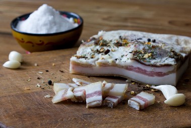 ZAŠTO JE DOBRO JESTI SVINJSKU MAST, SLANINU I LUK? Kad čujete šta kažu nutricionisti sve će nam biti jasnije