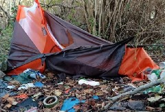 ŠETAO U PRIRODI, PA NAIŠAO NA ZASTRAŠUJUĆE OTKRIĆE Kad je video šta je razbacano po suvom lišću, ukočio se od straha! (FOTO)