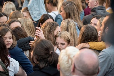 ČOVEK U PIDŽAMI NAPAO PEVAČICU Skočio na nju, jedva je došla do vazduha, koleginica je odbranila