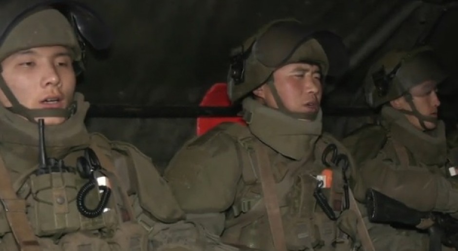 OČI U OČI SA SMRĆU Gledajte kako pevaju vojnici Severne Koreje na putu u borbenu misiju (VIDEO)