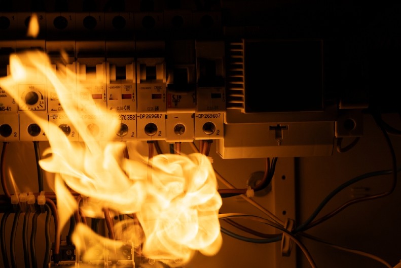 NE OSTAVLJAJTE IH BEZ NADZORA Ovi kućni uređaji mogu izazvati POŽAR dok vas nema – većina ljudi ignoriše ovaj opasni detalj!