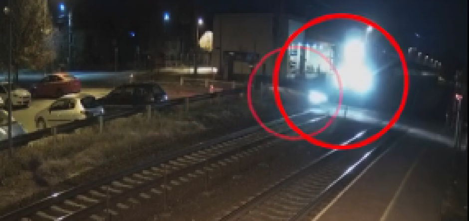 (UZNEMIRUJUĆE) POGINULO PETORO MLADIH Brzi voz udario u automobil u Budimpešti, preživela devojka (VIDEO)