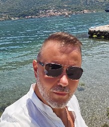 DOBRO DOŠAO U KLUB "POGREŠNO DUGME" Folker slučajno objavio intimnu fotografiju, cela familija imala je šta da vidi, odmah se oglasio i objasnio sve