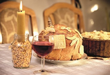 KAKO SE PRAVILNO LOMI SLAVSKI KOLAČ Sveštenik objasnio korak po korak, u jednom mnogi Srbi greše!