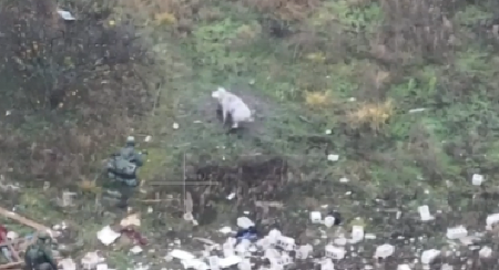 NEVIĐENA SITUACIJA! Neočekivani heroj spasao dva života usred ratne zone, snimak zapalio mreže (VIDEO)