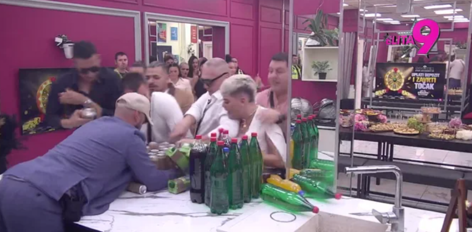 SRAMNO PONAŠANJE NA SLAVI VELIKOG ŠEFA Učesnici Elite zgrozili javnost: "Kao svinje kad im se baci kukuruz" (VIDEO)