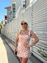 JOVANA JEREMIĆ U PALATI SRPSKOG MOĆNIKA Luksuz na sve strane, unutra i posluga, voditeljka povela i ćerku (FOTO)