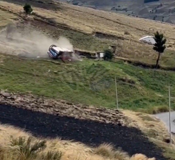 UZNEMIRUJUĆI SNIMAK! Autobus sleteo u provaliju i isprevrtao se, poginulo najmanje 12 osoba (VIDEO)