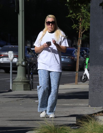 BILA JE ZVEZDA 2000-TIH, A DANAS NIKO NE MOŽE DA JE PREPOZNA Slava je uništila, obilazi psihijatrije, a sada se konačno oglasila