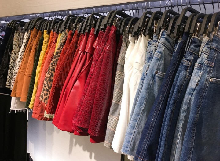 NEKADA SU JE NOSILE SAMO BABE, SADA JE HIT! Žene razgrabe ovu suknju čim stigne u prodavnice