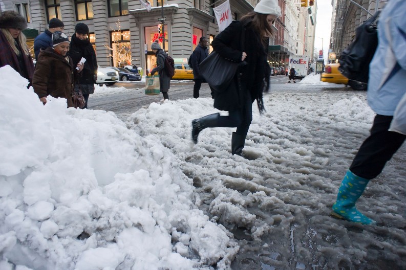 OVAJ TRIK ČINI VAŠE ZIMSKE CIPELE VODOOTPORNIM Sve što vam treba su sveća i fen