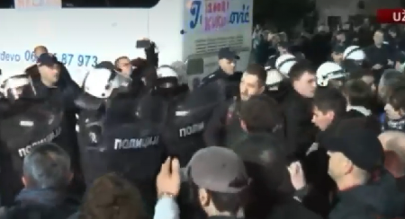 NOVOSADSKI BLOKADERI NASILNICI SRAMNO NAPALI POLICIJU: Pogledajte uznemirujuće scene (VIDEO)