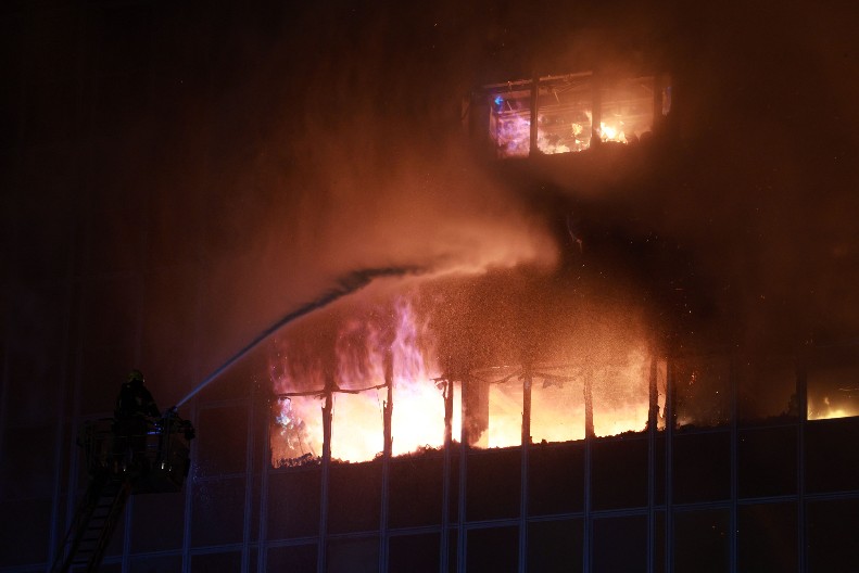 U POŽARU IZGORELE I KANCELARIJE HRVATSKOG MINISTARSTVA, ARHIV PRETVOREN U PEPEO: Zagrebčani u panici, užas se širi! (FOTO)