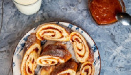 BAKINA ŠTRUDLA SA DŽEMOM BUDI NOSTALGIJU Mekana i sočna, polizaćete i tanjir