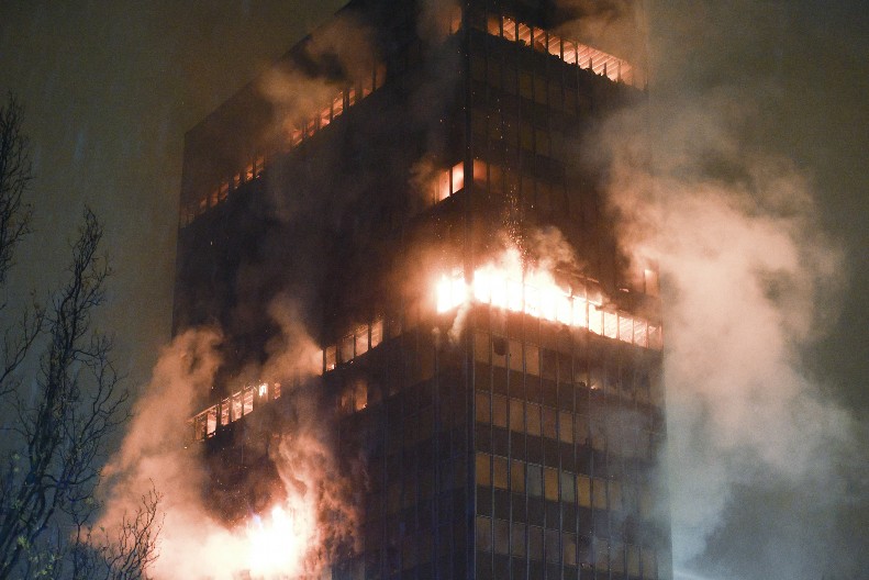 "MISLIO SAM DA JE NARANDŽASTO SVETLO, A ONDA SAM VIDEO OTVORENI PLAMEN" Ispovest mladića koji je pozvao vatrogasce zbog požara u zgradi Vjesnika