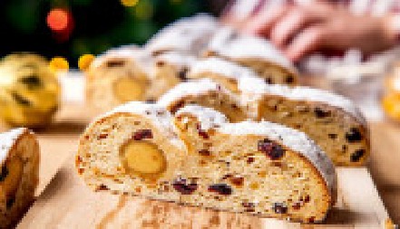 KOLAČ SA SUVIM VOĆEM NIKO NE ODBIJA Mirisan, sočan i sladak, baš kao onaj bakin