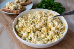 GURMANSKA SALATA SA SLANINOM I JAJIMA Kremasta i slasna, bolja od ruske i mimoze