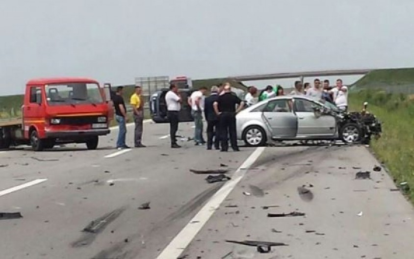 NAŠ PEVAČ IMAO STRAVIČAN UDES! Automobil potpuno smrskan, jezive fotografije lede krv u žilama!