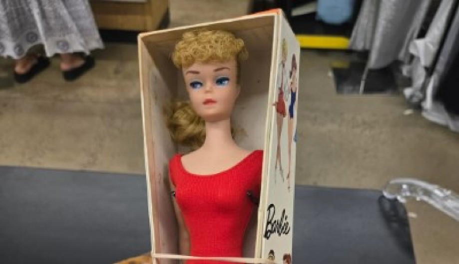 ŠOK U SECOND HAND RADNJI! Kupila staru Barbiku za 1000 dinara – kad čujete koliko STVARNO vredi, vilica će vam pasti od šoka!