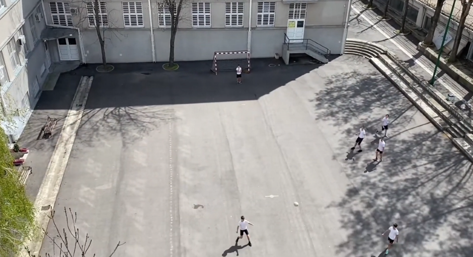 LEDENI TUŠ ZA BLOKADERE Većina đaka Pete beogradske gimnazije glasala - STOP BLOKADI