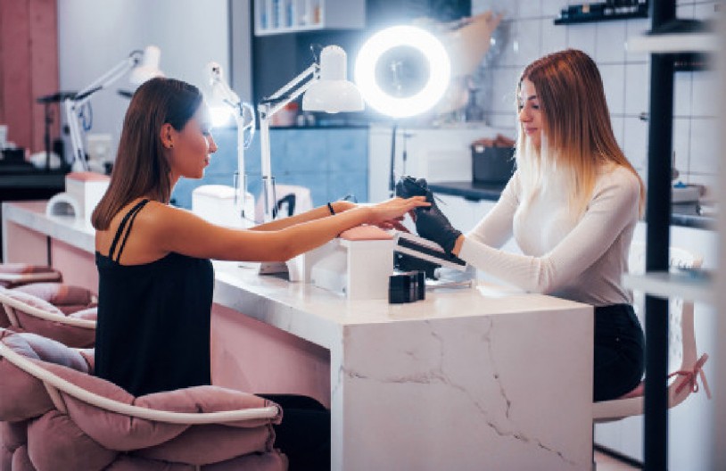 ,,HOĆE LI TI PASTI KRUNA S GLAVE?" Kozmetičarka bacila Srbe u trans, ne veruju kakve poruke dobija od mušterija, ovo je ludilo!