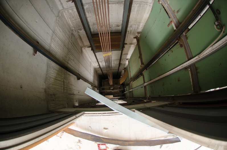 UŽAS U PRESTONICI   Jedna osoba je povređena kada se llift otkačio