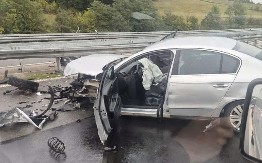 JEZIVA NEZGODA KOD KRAGUJEVCA Sleteo sa puta, razvalio ogradu i završio sa vozilom prevrnutim na krov