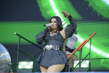 DA LI JE PREPOZNAJETE? Nije je bilo 16 godina, kuburi s viškom kilograma, peva kao anđeo, a muškarci u Srbiji su je obožavali