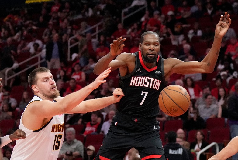 OVO SAMO MOŽE DŽOKER Jokić sa dvojicom na leđima izveo dodavanje sezone, niko nije znao gde je lopta: Hit izjava Srbina (VIDEO)