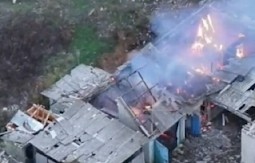 NA KOLENIMA PUZALI IZ ZAPALJENOG OBJEKTA Ruska ofanziva i čišćenje Zvanovke snimljeni kamerom