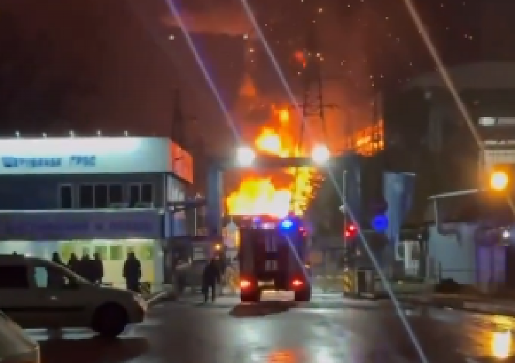 POGOĐENA JE, STRAVIČNI SNIMCI MOSKVE U PLAMENU! Putinova prestonica rešetana projektilima, požari bukte! (VIDEO)