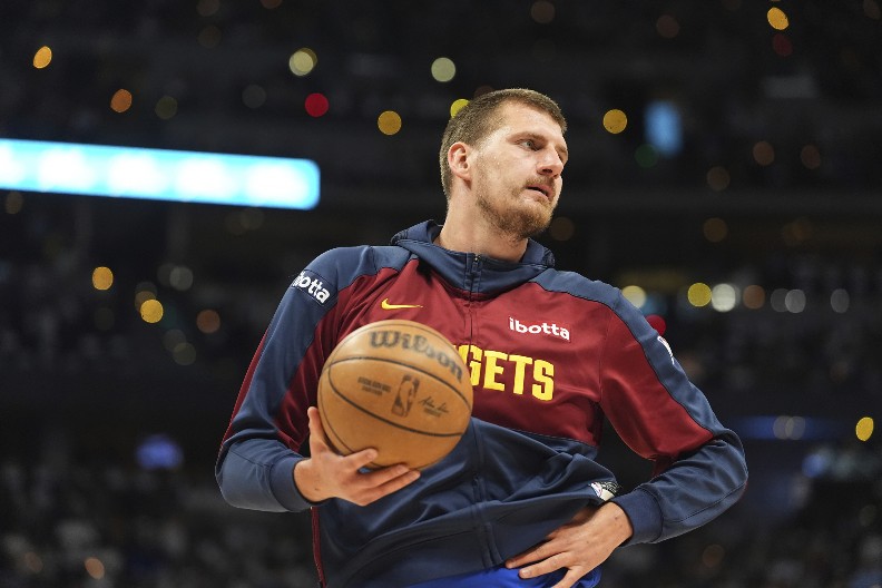 "NAMA JE OVO DOBRO?" Jokić plesao na terenu, pa održao opasnu lekciju saigračima