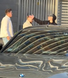 "MARŠ, KLOŠARU, ŠTA GLUMIŠ?!" Skandal nasred ulice, dečko prišao našem pevaču, on počeo žestoko da ga psuje (VIDEO)