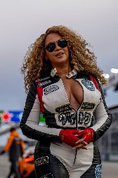 BIJONSE IZBACILA GRUDI I ZAUSTAVILA FORMULU 1 Bujni dekolte do pupka privukao sve poglede!