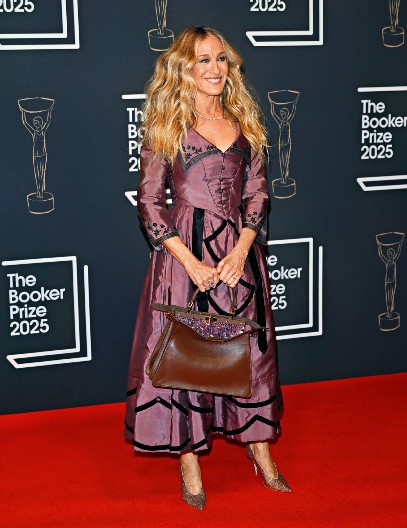 SRPKINJE U ŠOKU Sara Džesika nosi torbu od 600.000 dinara potpuno OTVORENU – lopovi bi je razgrabili za minut