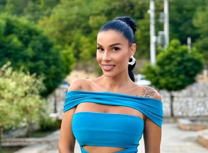 MIA BORISAVLJEVIĆ U USKOJ HALJINI BOJE KOŽE! Intimni delovi prekriveni samo šakama, ovakvu je do sada nismo videli!