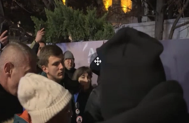 NA SKUPU "PROTIV NASILJA": Hrka psovala, a onda i šutnula Aleksandra Šulca (VIDEO)