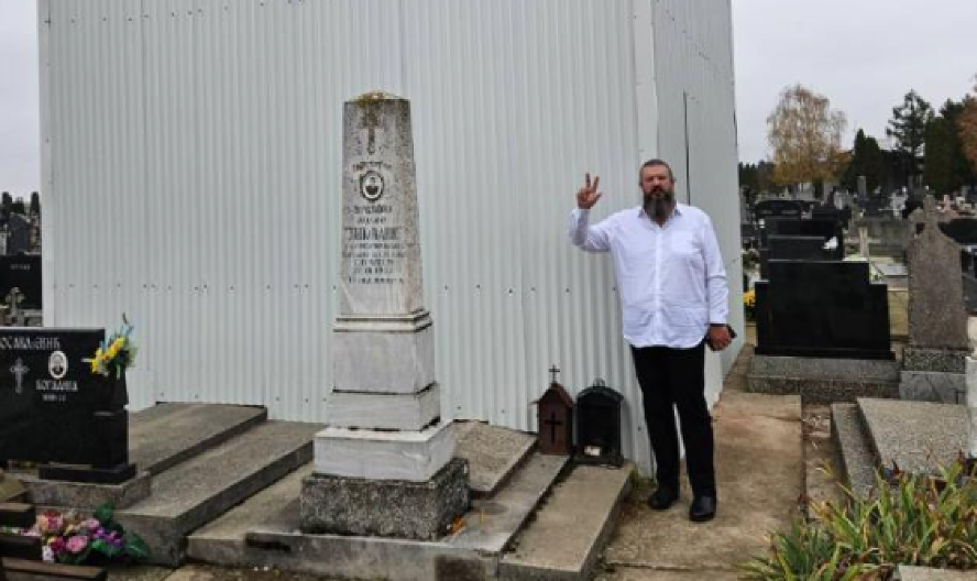 SRPSKI SVEŠTENIK OTIŠAO NA GROB ANTE PAVELIĆU Digao tri prsta, njegova poruka ODJEKUJE: "Obuzeo me bes, huja!"